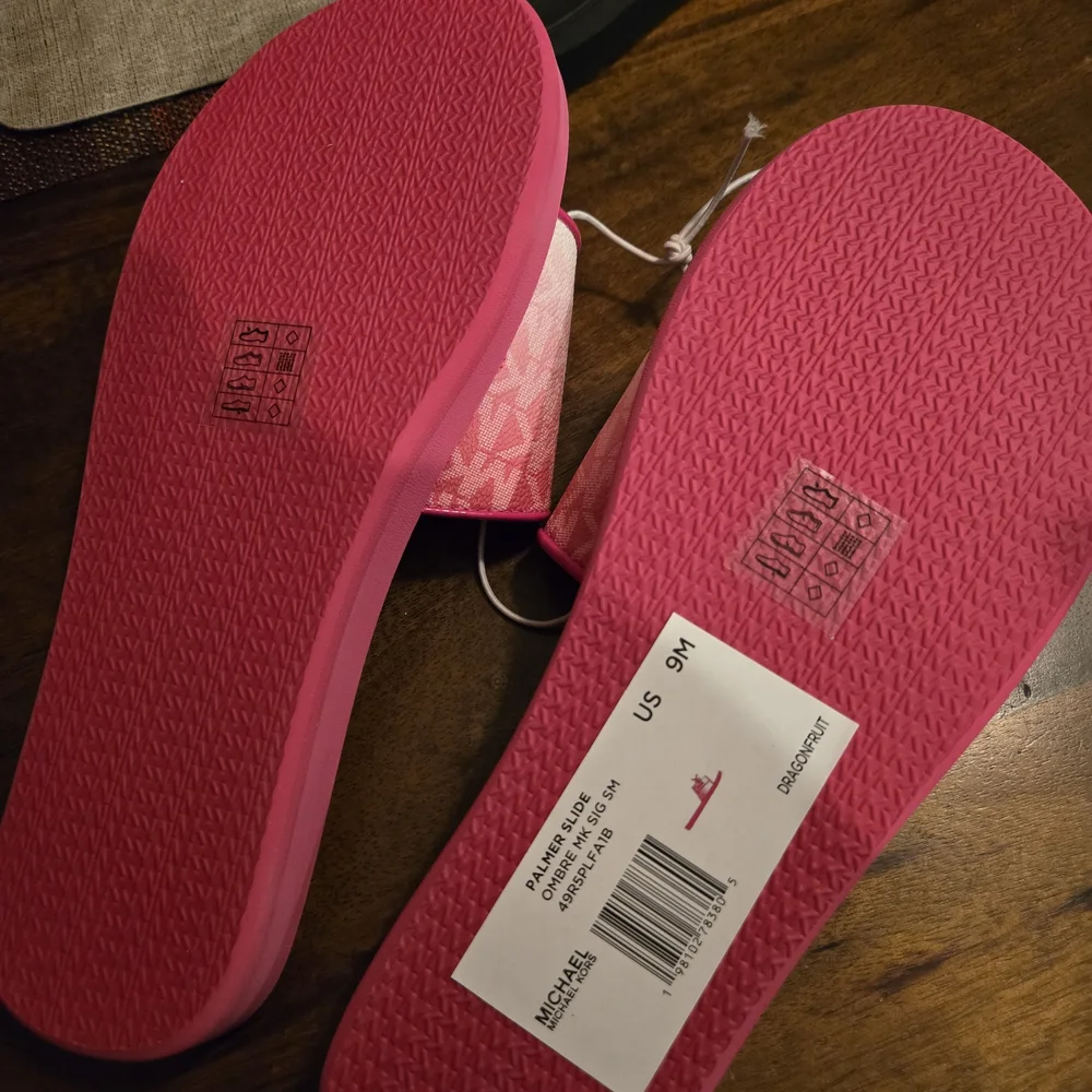 Michael Kors Pink Palmer Logo Slides New!! - Picture 3 of 3